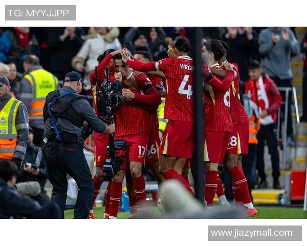 英超焦点战：那不勒斯与阿森纳激战成平点球大战引发全场狂欢