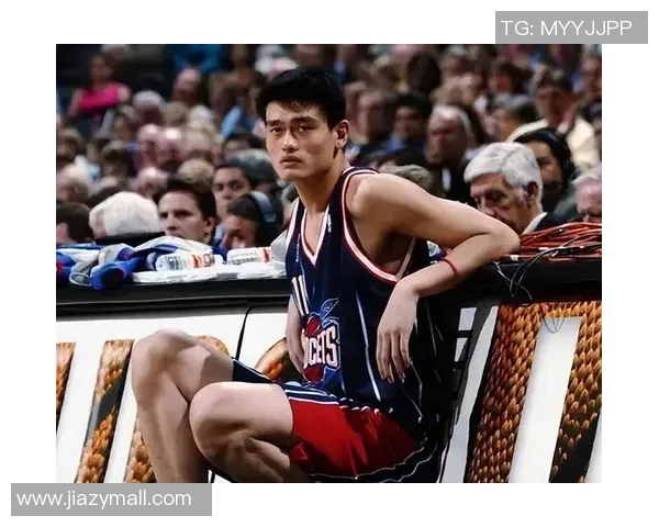 姚明怒扣篮瞬间重现震撼全场引发球迷热烈欢呼与回忆